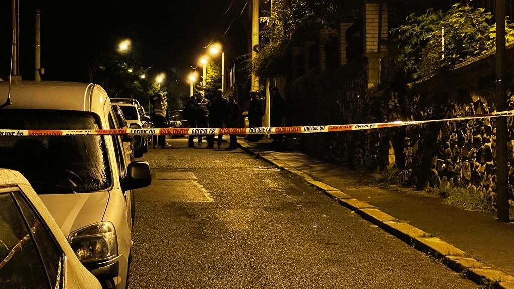 Muž v Ústí ohrožoval nožem rodinu. Policisté ho postřelili